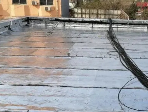 灵台卫生间漏水维修公司分享下灵台屋面楼顶防水刚性防水层施工要点。